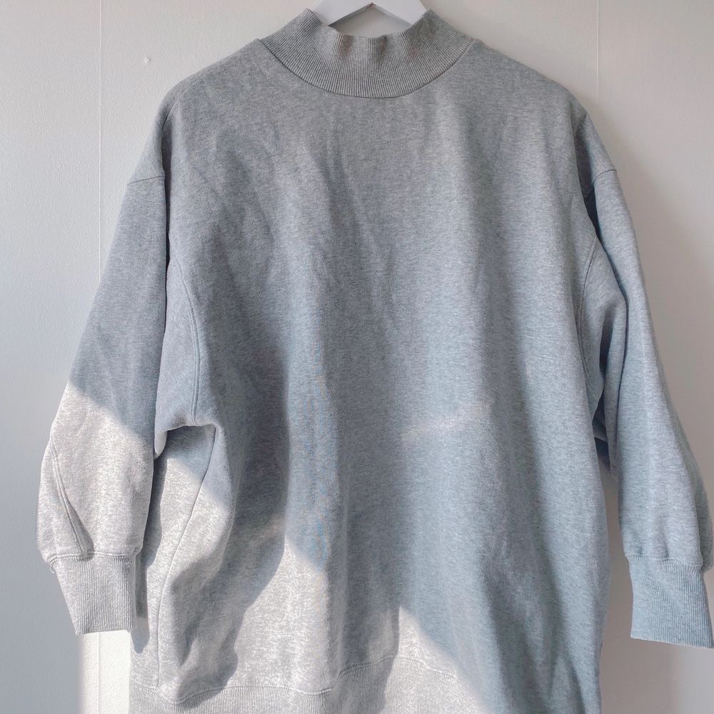 säljer en oversized grå sweater!! kommer dessvärre inte till särskilt stor användning 🥺 men supermysig!. Huvtröjor & Träningströjor.