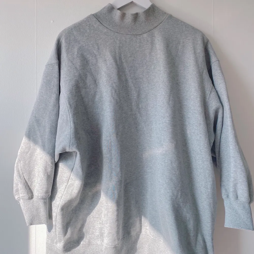 säljer en oversized grå sweater!! kommer dessvärre inte till särskilt stor användning 🥺 men supermysig!. Hoodies.
