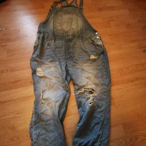 Oversized hängselbyxor xxl - Oversized blåa hängselbyxor med slitningar xxl