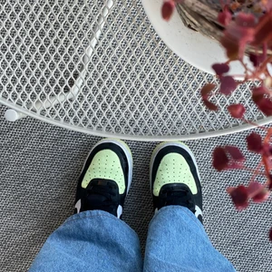 väldigt bra skick !! - Ett par Nike air force i 3 olika färger 🤍🖤💚 storlek 40 och en halv !! Andvänt få tal gånger skicka om ni har några frågor tar bud över 200kr!!