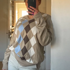 Rutig tröja, storlek L  - Rutig tröja jag köpt på secondhand🤍 väldigt fint skick endast använd ca 3 gånger efter köp! Storlek L men passar dom flesta beroende på hur man vill att den ska sitta💜