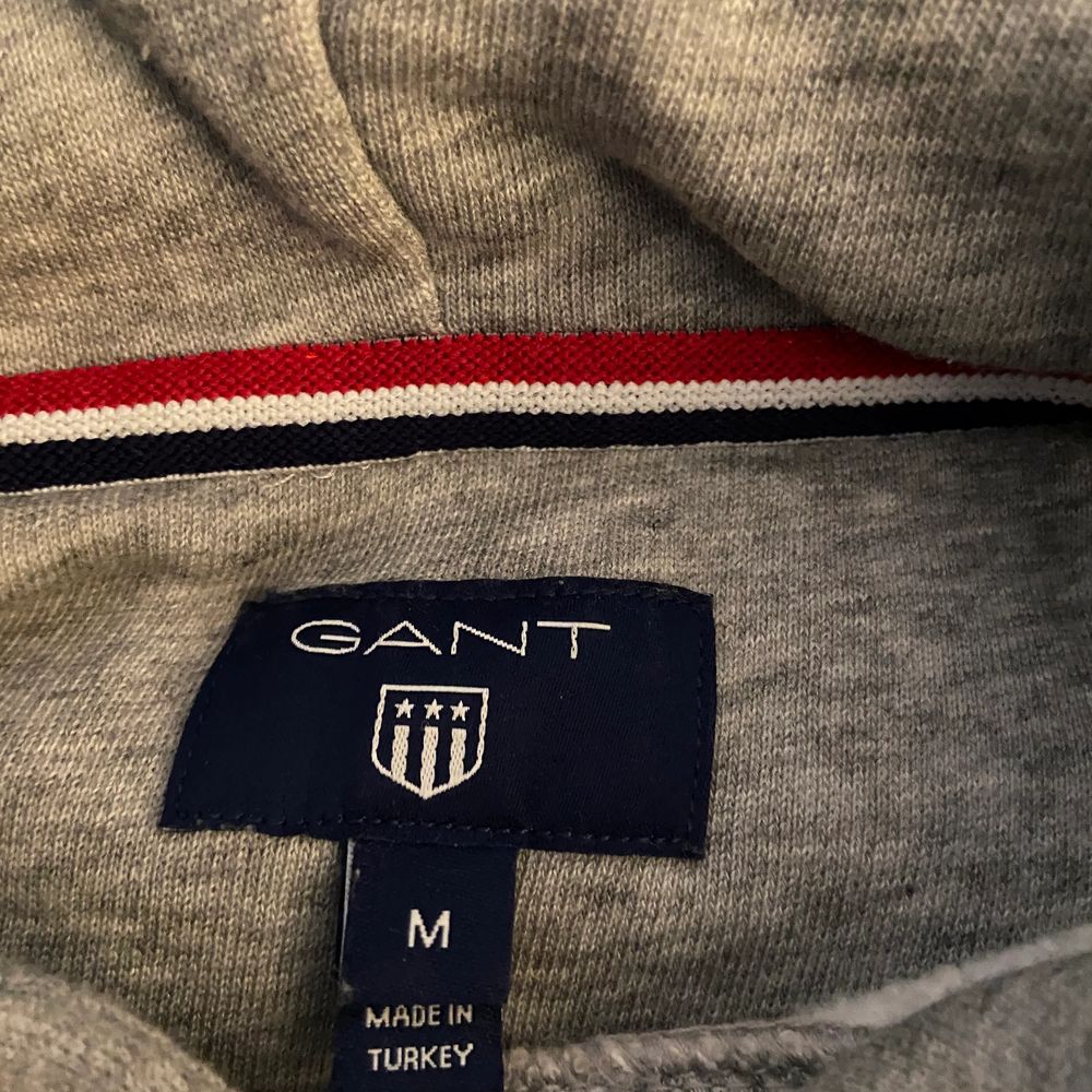 Säljer en grå GANT hoodie som aldrig är använd. Köpt för 1000 kr så säljer den för 449 kr vilket är en bra deal. Är otroligt mjuk och bra kvalitet!!. Huvtröjor & Träningströjor.
