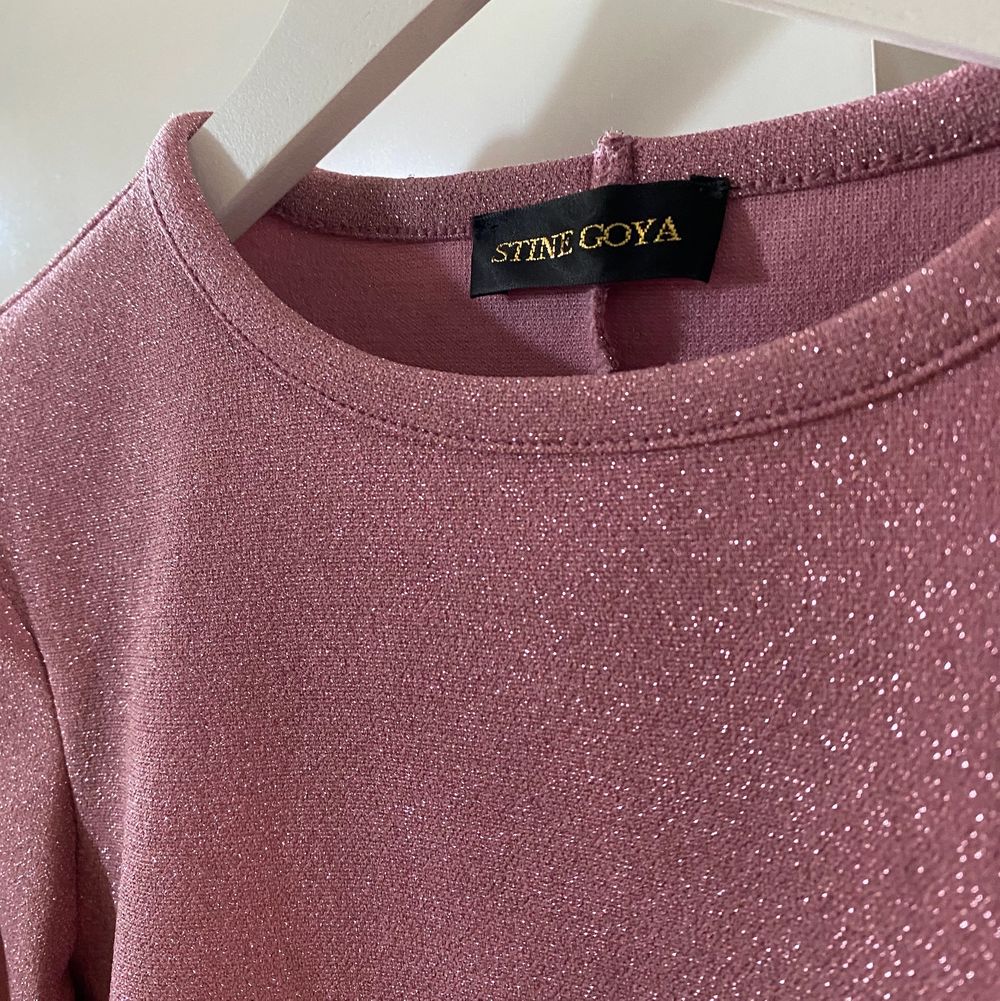 Säljer min rosa glittriga tröja från Stine Goya. Den är knappt använd och är som ny. Mycket bra kvalitet och är supersöt;). Toppar.