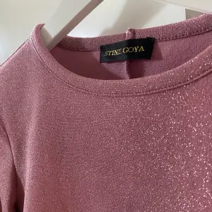 Säljer min rosa glittriga tröja från Stine Goya. Den är knappt använd och är som ny. Mycket bra kvalitet och är supersöt;)