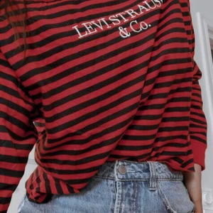 Levi’s Tröja - Levi’s långärmad randig tröja. Knappt använd, därav säljes den. Storlek M, lös passform