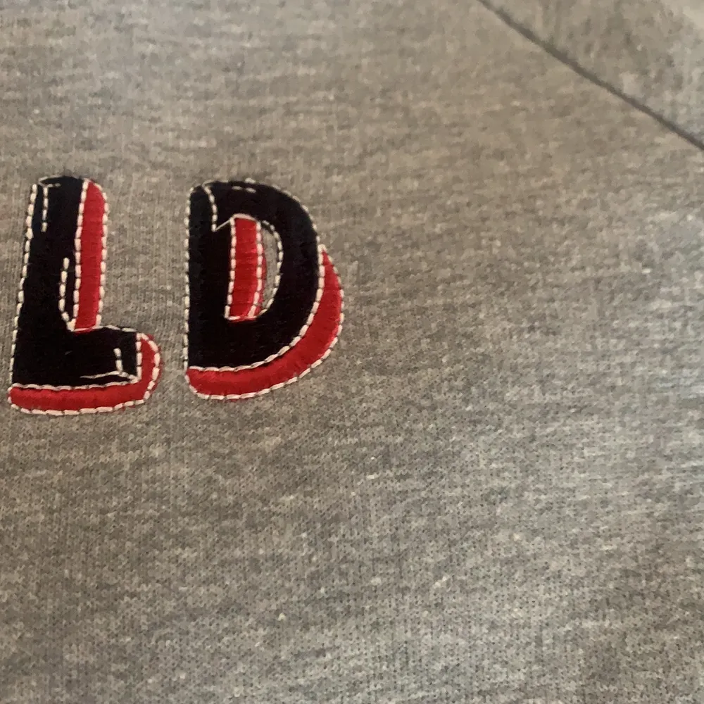 Ljusgrå oversize sweatshirt med tryck, knappt använd!💗 jättefint unikt märke från en liten lokal butik i Öregrund💗. Hoodies.