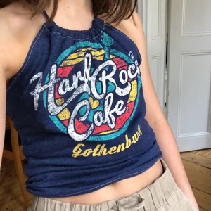 Halterneck topp - Intressekoll på denna ascoola halterneck topp som jag sytt av en T-shirt!  Vintage hard rock café tryck, går att bära på lite olika sätt. buda i kommentarerna med minst 10kr mellanrum💙