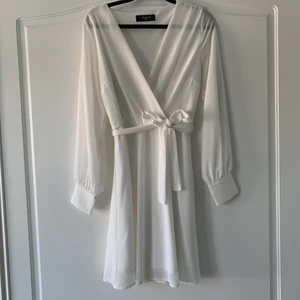 Klänning - Säljer min såå fina vita klänning som jag hade på konfirmation för några år sedan. Endast använd då så den är i väldigt bra skick, kan skicka fler bilder💕💕