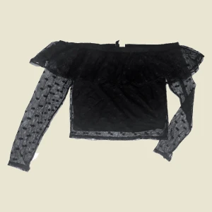 Mesh off shoulder topp - Off shoulder topp i prickig mesh med volaaaang. Nyskick 