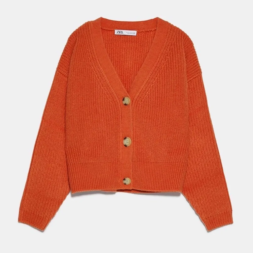 En jätte fin cardigan från zara! Knappt använd. Sitter väldigt fint på🧡 Storleken är M men passar lika väl som i S! 80+  frakt Lägg gärna ett bud om du har intresse. Tröjor & Koftor.