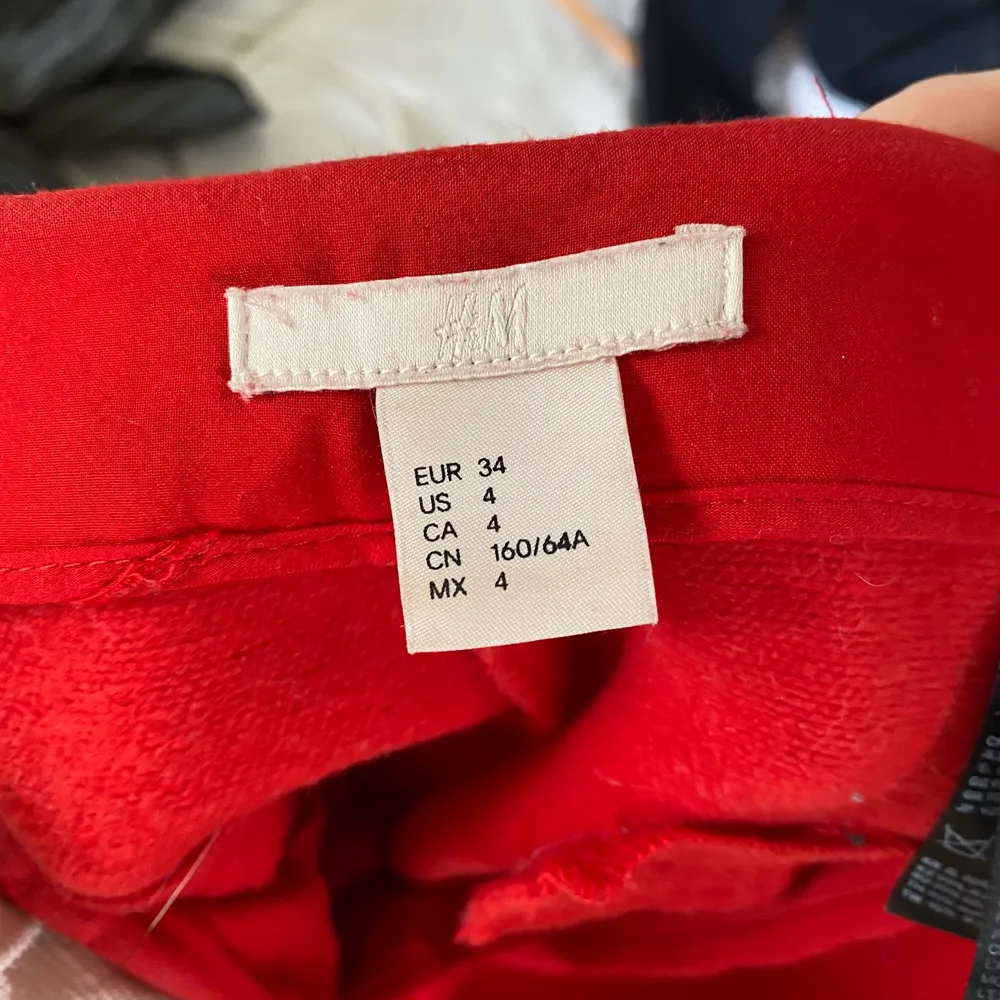 Säljer fina hm studio byxor i röd ull med en slits, dem är tyvärr för korta för mig som är 1,75 men jättesnygga till sommaren. Frakt ingår i priset💗 möts inte upp. Jeans & Byxor.