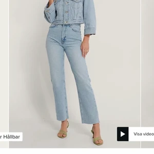 Nakd jeans - Ett par skitsnygga jeans från nakd, älskar!! Men passar inte så säljer dom, de är sparsamt använda så skicket är väldigt bra🤍🤍