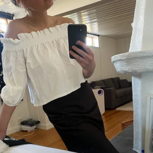 Ord shoulder topp - Vit topp. Använd fåtal gånger. Köparen står för frakt (66kr)