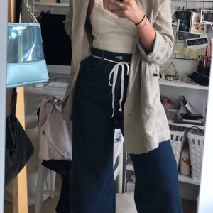 Weekday jeans med knytning - Säljer de här snygga jeansen från weekday! De är i nyskick och bandet medföljer. Modellen heter slack (waist 28) och skulle troligen passa både mindre och större storlekar. 