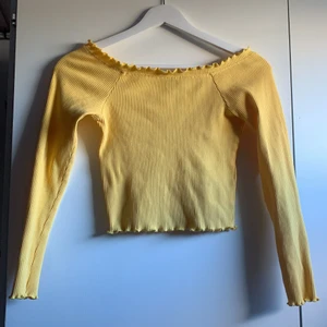 Gul topp - Gul somrig topp⚡️ storlek S från gina, köparen står för frakten🌼