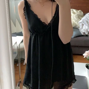 Klänning  - Super söt svart klänning/ nattlinne med fina detaljer och volang. Säljer pga den inte kommer till användning. Skriv vid intresse 💕 frakt ingår ej 