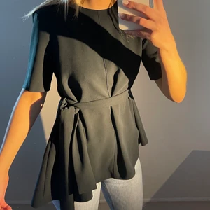 Zara Blus Grön Storlek M - Stilren och vardaglig blus i en fin grön färg. Bra passform, band som man kan knyta lite hur man vill. Mycket bra skick, använd fåtal gånger.