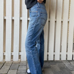 Levi’s jeans !!:)) - Lågmidjade, bootcut Levis’s jeans som inte kommer till användning. Köpta second hand!!;) Står att storleken är W33 och L34 men de sitter bra på mig som vanligtvis har 27/28 i midjan, de är aningen för stora för mig men jag gillar att de sitter så.😋😋 Jag fick laga de då de fick ett litet hål mellan benen men det syns inte alls när du har på dig de o ser kanske lite coolt retro ut;)). Du står för den spårbara frakten på 66kr!<3 SÄLJWR IGEN PGA ORSERIÖS KÖPARE
