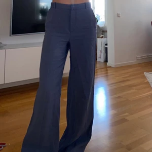 Blåa långa kostymbyxor - Superfina dovblåa (?) kostymbyxor som tyvärr blivit för stora 😢😢 perfekta till vår och sommar! Jag är 166cm lång o de är lite långa på mig. 