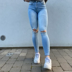 NA-KD byxor - Har rensat byxor och vill bli av med plaggen bara, säljs det inte skänks det. Köpare står för frakt💗 Väldigt bekväma då de är stretchiga och formar rumpis väldigt snyggt!🤩