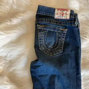 Säljer ett par av mina True Religion jeans. Nyskick, knappt använda. Strl 28 men små i storleken. 💗💗