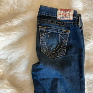 True religion jeans strl 28 - Säljer ett par av mina True Religion jeans. Nyskick, knappt använda. Strl 28 men små i storleken. 💗💗