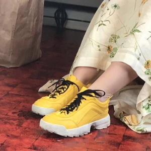 Duffy skor  - Snygga gula Duffy skor! använda ett par gånger förra sommaren så har några små smutsfläckar på dom vita delarna men annars i bra skick. Färgen stämmer bäst med bild 1 och 3 