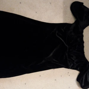 Klänning - En svart kort klänning med riktigt skön ok mjuk material som jag köpte för en månad sen men har bara använt en gång hemma,den är i storlek S men är ganska stretchig så den kan passa M,den har puff på armarna ok vid bröstet 