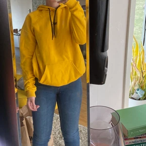 Hoodie - Superskön hoodie från Zalando. Märket är yourturn. Den var mörkare gul än vad jag först trodde så har aldrig använt den. Oversized. Kan mötas upp i Mjölby, annars står köparen för frakt!