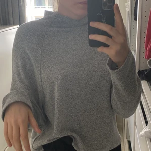 Grå halvpolo från H&M - Grå halvpolo från H&M tydliga sömmar, & lätt att matcha.