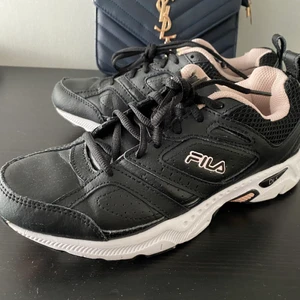 Fila DLS  - Jätte fina Fila DLS sneakers inköpta på Stadium för 699 kr. Dem är väl använda men jag har gjort rent dem så inga utefläckar finns men dem är i använt skick se bild 3! 