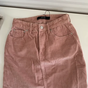 Manchester kjol - En helt oanvänd rosa Manchester kjol den vero Moda. ☺️☺️