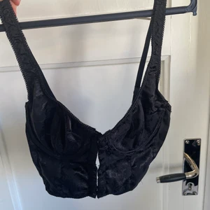 Korsett topp - Jättesöt korsett topp från urban outfitters! Sitter jättefint och har reglerbara band. 