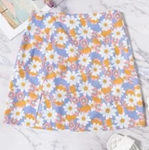 Blommig kjol - Supersöt kjol som tyvärr var för stor för mig, skulle säga att den passar en 34/36☺️ 