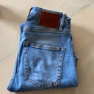 Detta är ett par ljusblåa jeans med hål  från Lager 157 i storlek XS 