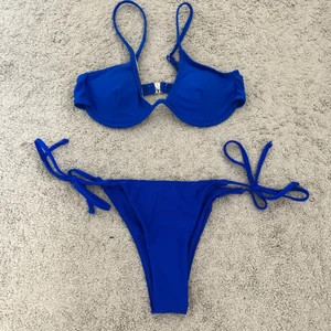 Bikini  - Säljer denna superfina bikini i fin blå färg😍😍 jättefin nu till sommaren!! Aldrig använd & helt ny men tyvärr va den för liten för mig :(