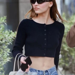 Kort kofta - 🌟 Nedsatt pris, doneras snart!🌟🪞Croppad kofta. Påminner om Brandy Melville Athelia knit, snäppet kortare  (bild 1). 🪞5/5 skick. 