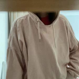 En pastellrosa hoodie från monki i storlek S men den är ganska oversized ändå. Jag har fått den av en kompis för några år sen men kommer tyvärr inte till användning längre ://
