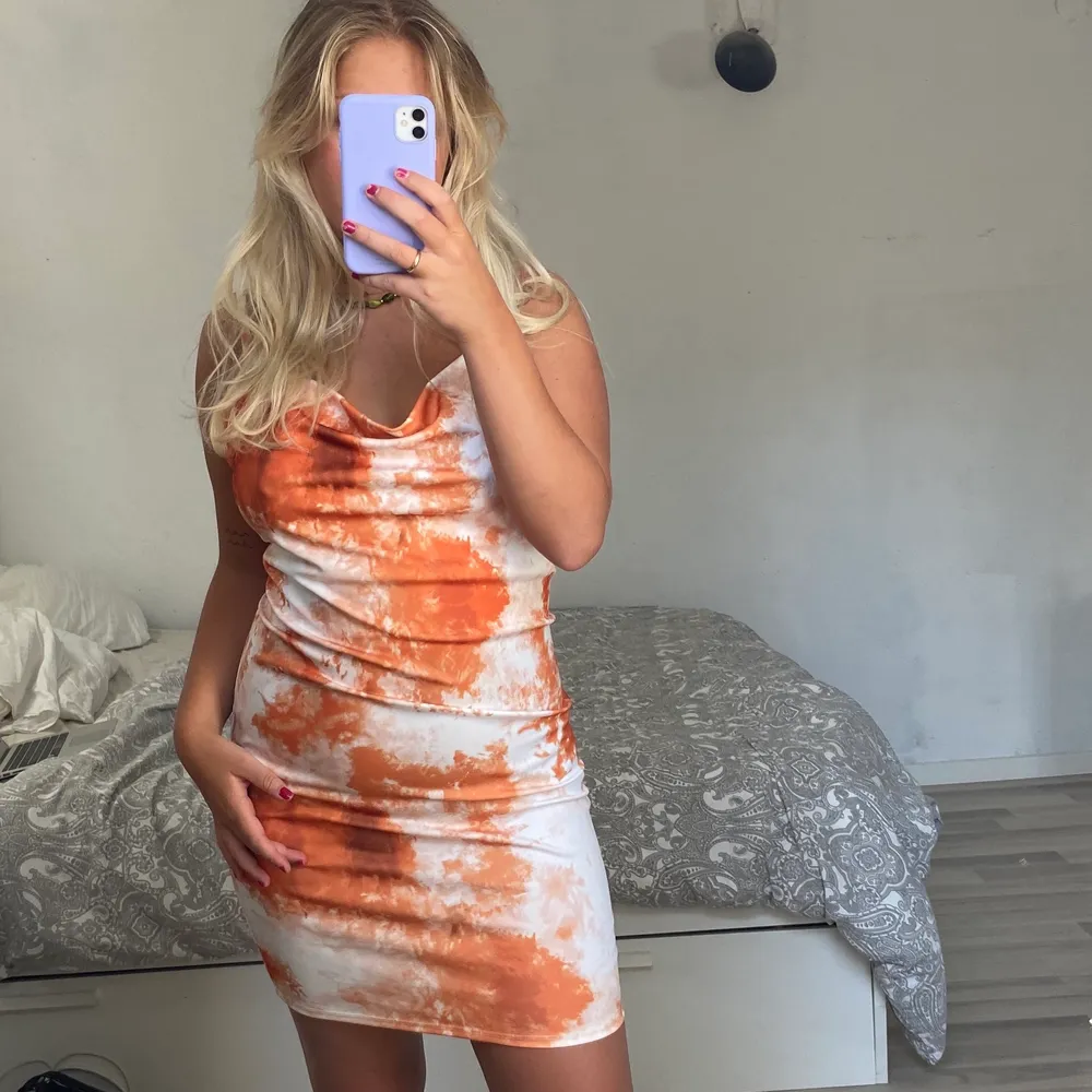 Superfin orange/vit klänning med öppen rygg🍑🧡 helt oanvänd! Köpt på en spansk butik. . Klänningar.