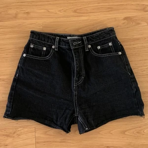 Shorts  - Svarta shorts med vita sömmar. Strl:34!                         Köparen står för fraktkostnaden😊
