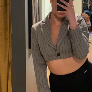 Skitsnygg kort grå/svart kavaj - Säljer nu denna skitsnygga korta gråa kavaj med svarta ränder från Asos. Säljer pga inte fått användning för den även fast jag önskar att jag hade det. 