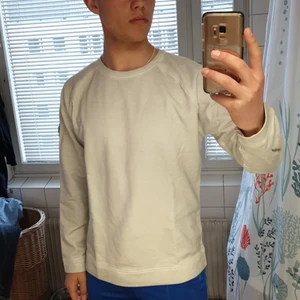 Lagency tröja strl L - Ordinarie pris 900kr. Aldrig använd, snygg och klassisk tröja från Lagency. Kvalitet och stilren! Kan pruta.