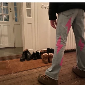 Ascoola jeans! - ( lånade bilder från förra säljaren ) Jättenajs jeans med ditmålade blixtar ⚡️ köpta här på Plick men säljer vidare då jag redan har liknande jeans