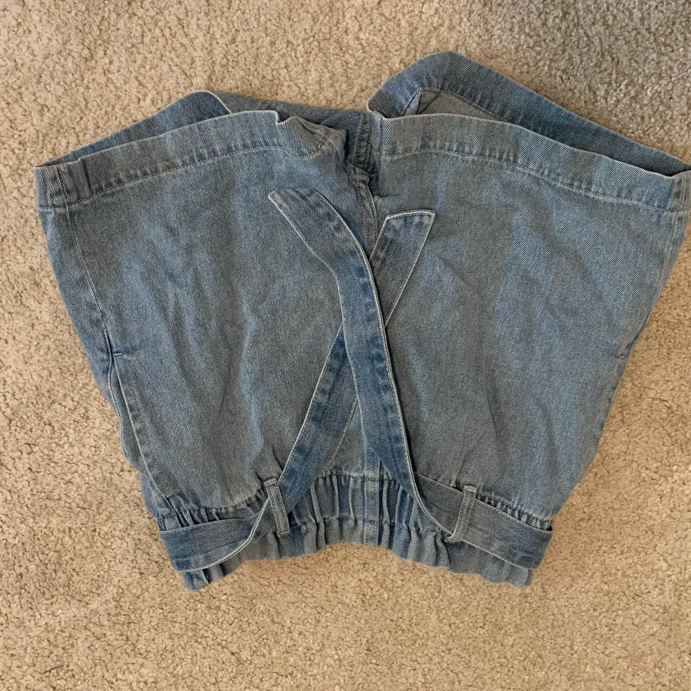 Jag har haft dessa jeanshorts I ett år nu men sällan använt dem! Dem är I stort sätt som nya. Dem är I str 34 och sitter lite löst på mig. Jeans & Byxor.