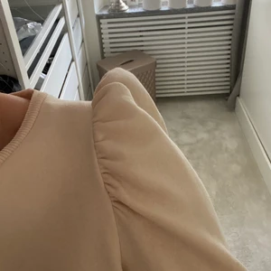 Beige långärmad tröja från zara  - Tröja med puffärmar från zara, beige skön 