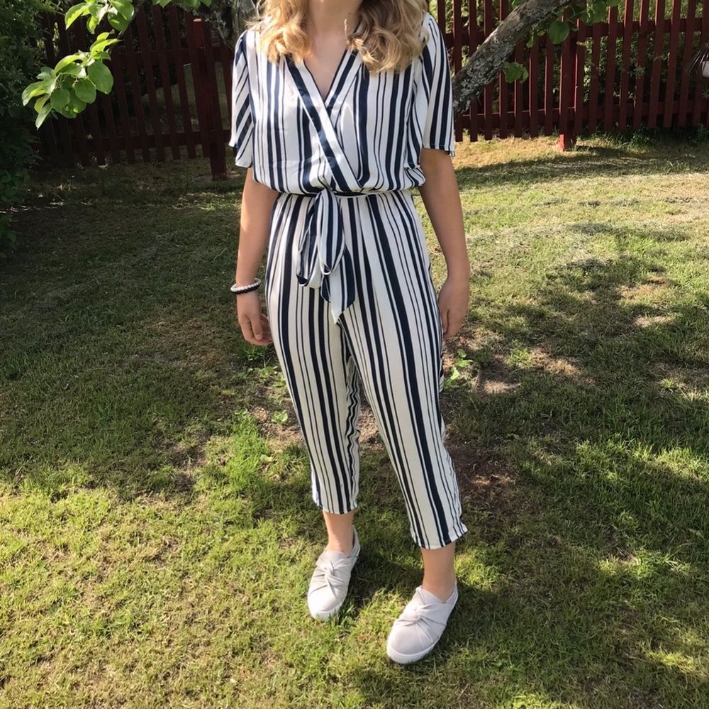 Säljer denna superfina byxdress från bikbok! Endast använd en gång på min skolavslutning i 9an. Passar mig som är en S men skulle även passa mindre och större då den är stretchig. Verkligen superfin men känner att jag inte får användning av den. Hör av dig vid frågor eller liknande! Jättefint att även ha en hoodie, stickad tröja eller sweatshirt över :). Klänningar.