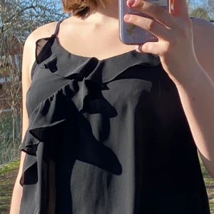 linne gina tricot - jättebekvämt linne från gina tricot. luftigt och tunt material, perfekt för varma sommardagar. volanger framtill och justerbara band. storlek 36. säljer för 30 + frakt 💜