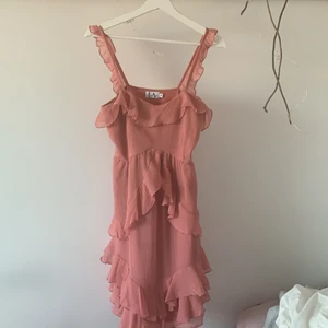 Linn Ahlborg x NAKD - Jättefin klänning i storlek 34, den är ganska liten i passformen och bara använd en gång. 