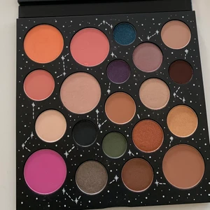 Smink palett- helt ny  - Säljer denna smink palett från smashbox med sjukt fina färger. Tyvärr så kommer den inte till användning alls. Den är helt oanvänd och i jätte bra skick. Bara att skriva till mig på pm om man undrar något💕