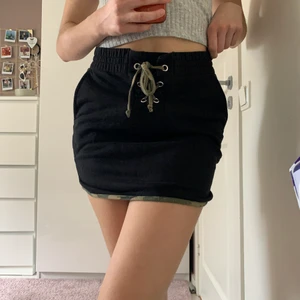 Mjukisskjol - Superbekväm kjol i mjukismaterial med fickor😍 Millitärmönster detaljer och snörning. Skick 9/10💚